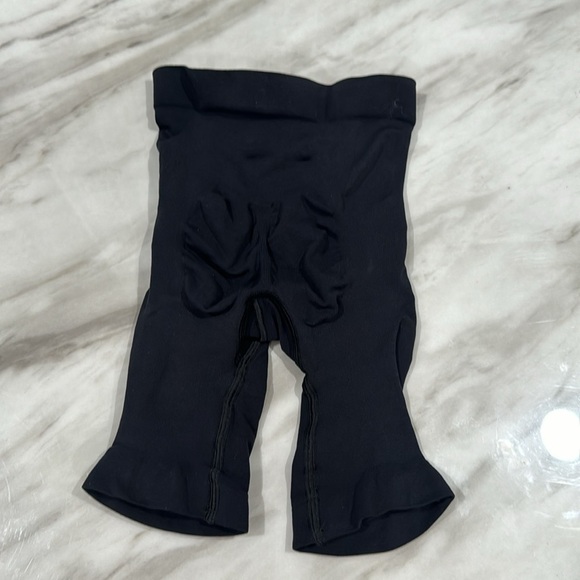 NEW SKIMS Sculpt Short Mid Thigh Onyx size xxs - Picture 5 of 8